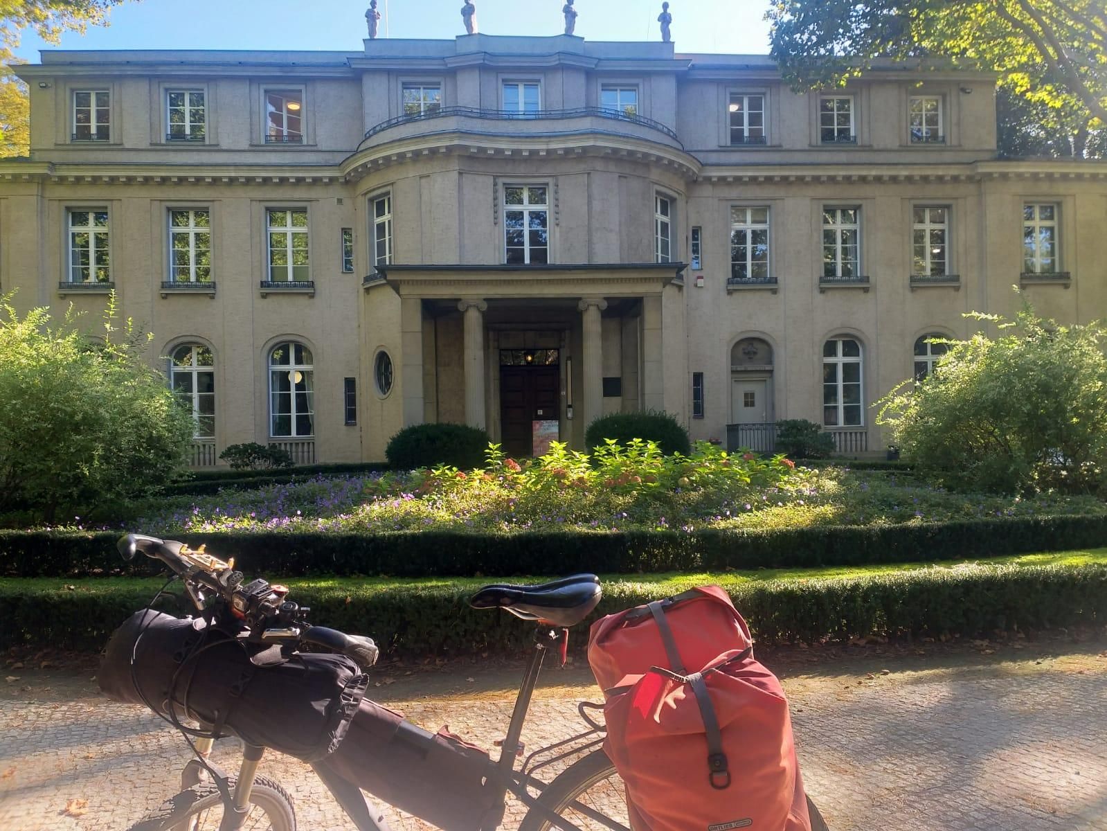 La bicicleta del autor, ante la Casa de la Conferencia de Wannsee, donde se diseño el exterminio de los judíos europeos.