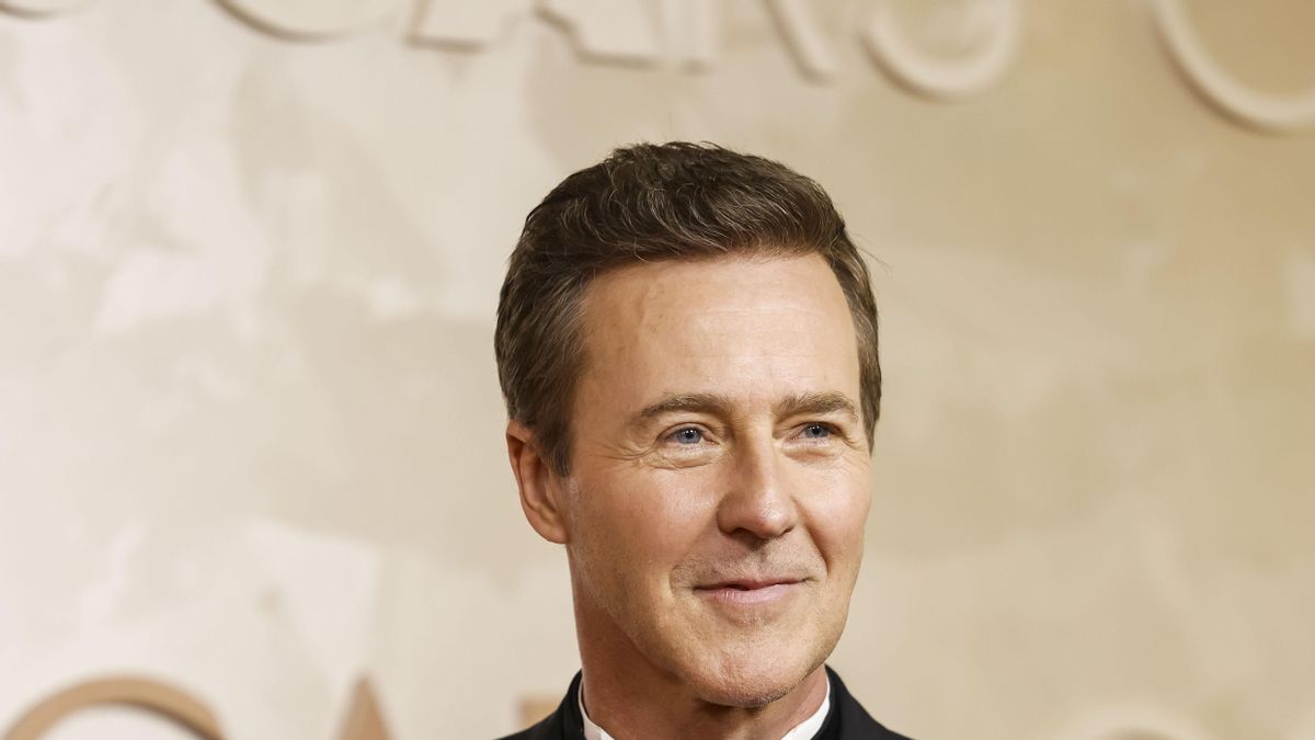 Edward Norton llama a "alzar la voz" en contra de "la guerra ilegal y asimétrica que se libra contra los civiles"