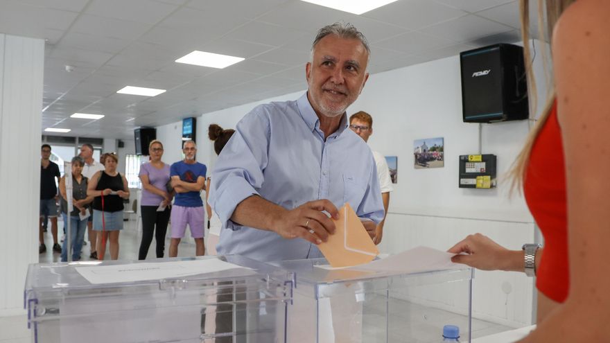 El ex presidente de Canarias, Ángel Víctor Torres, vota en la mañana del 23 de julio