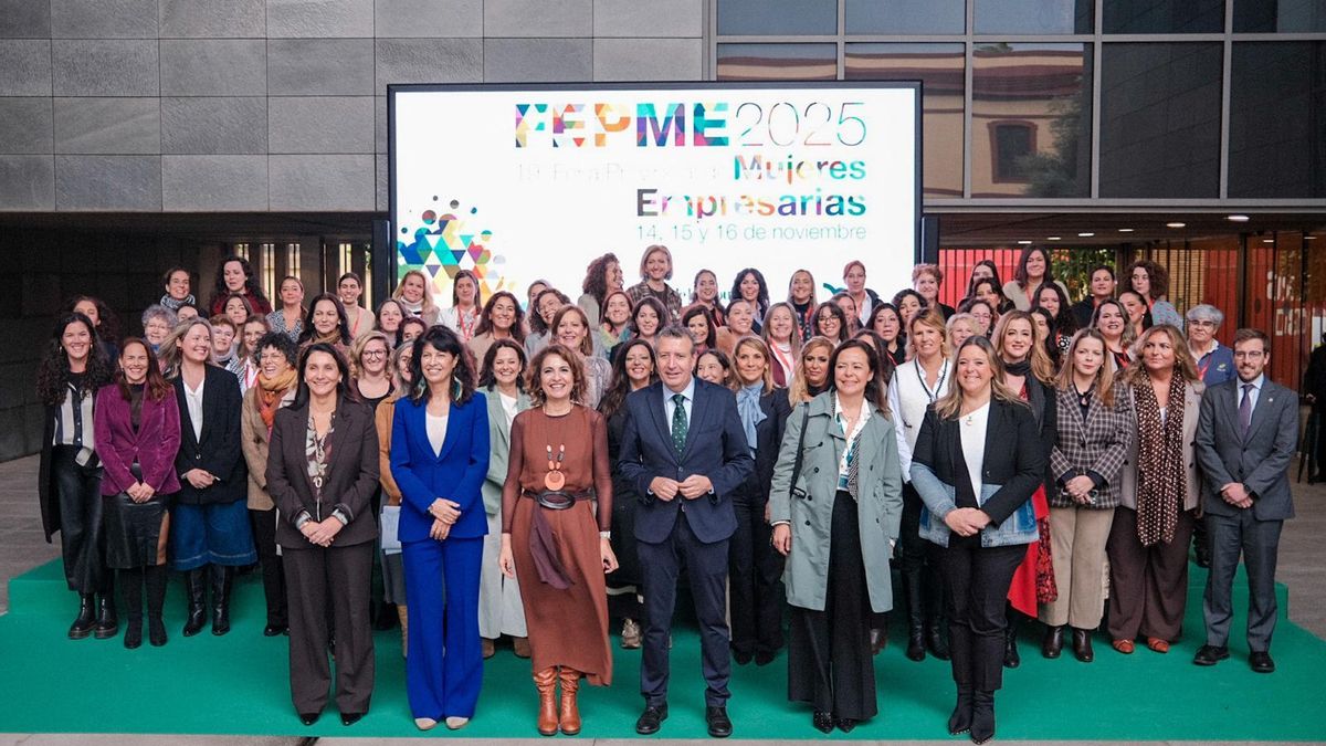 Redondo, Montero y Fernández posan con las emprendedoras presentes en esta feria.
