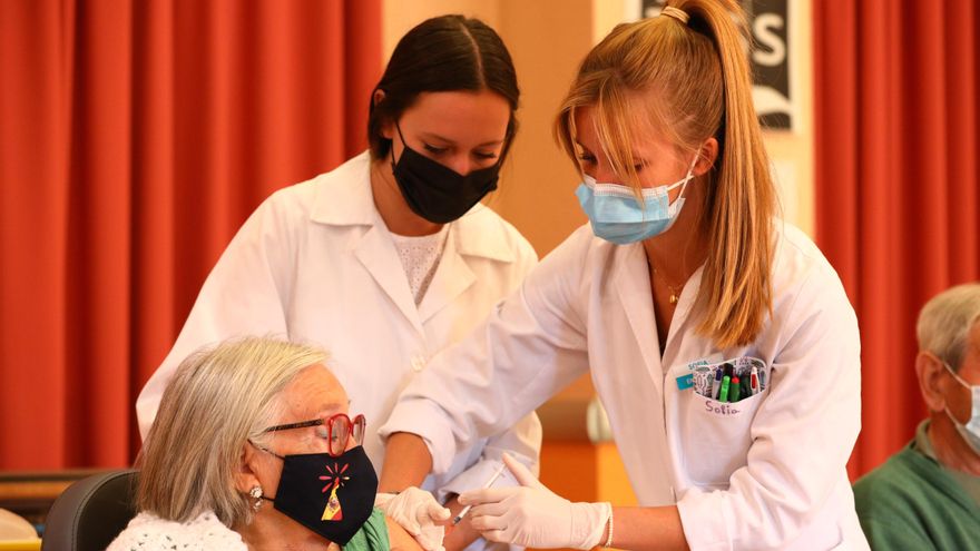 Emilia Nájera, la primera vacunada en Aragón, recibe la tercera dosis: "Me siento muchísimo más segura, ahora hace falta que se vacune todo el mundo”