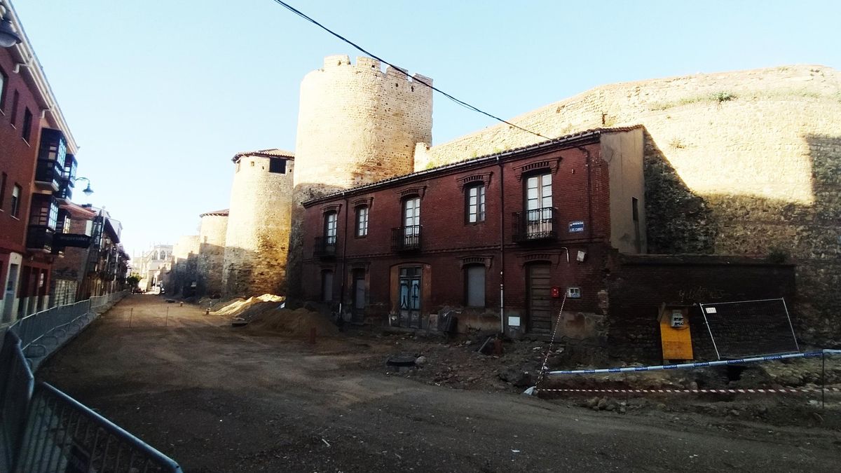 Edificio de la Serrería en la avenida de los Cubos de la Muralla de León durante las obras de peatonalización.