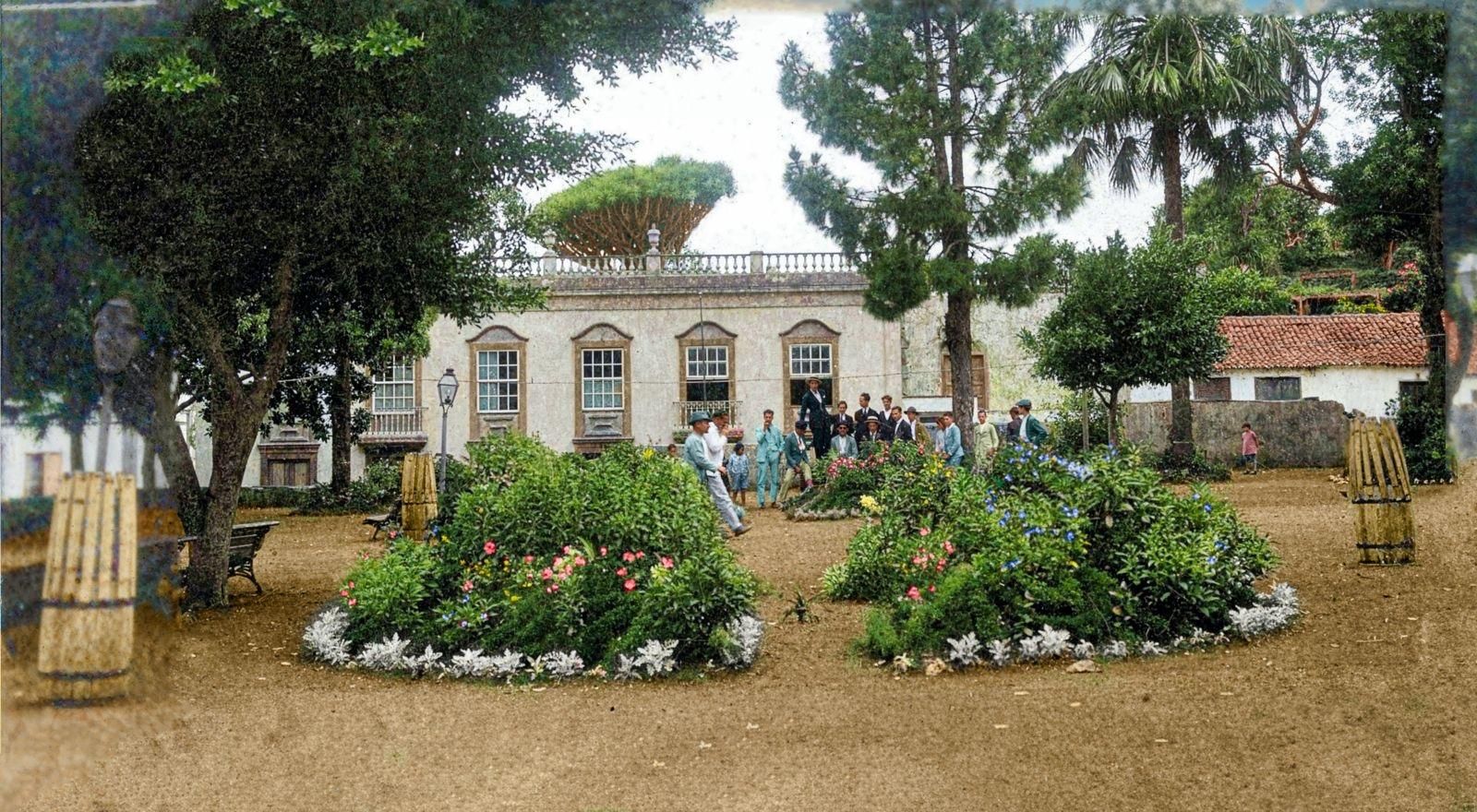 Fotografía de la Alameda, con la casa Massieu al fondo. Adquirida por el emigrante de San Andrés y Sauces, Marcos Rodríguez Pérez. Archivo: Eulogio Hernández y Fernando Fernández. Restaurada y coloreada por Abraham Tomás Díaz Abreu. 