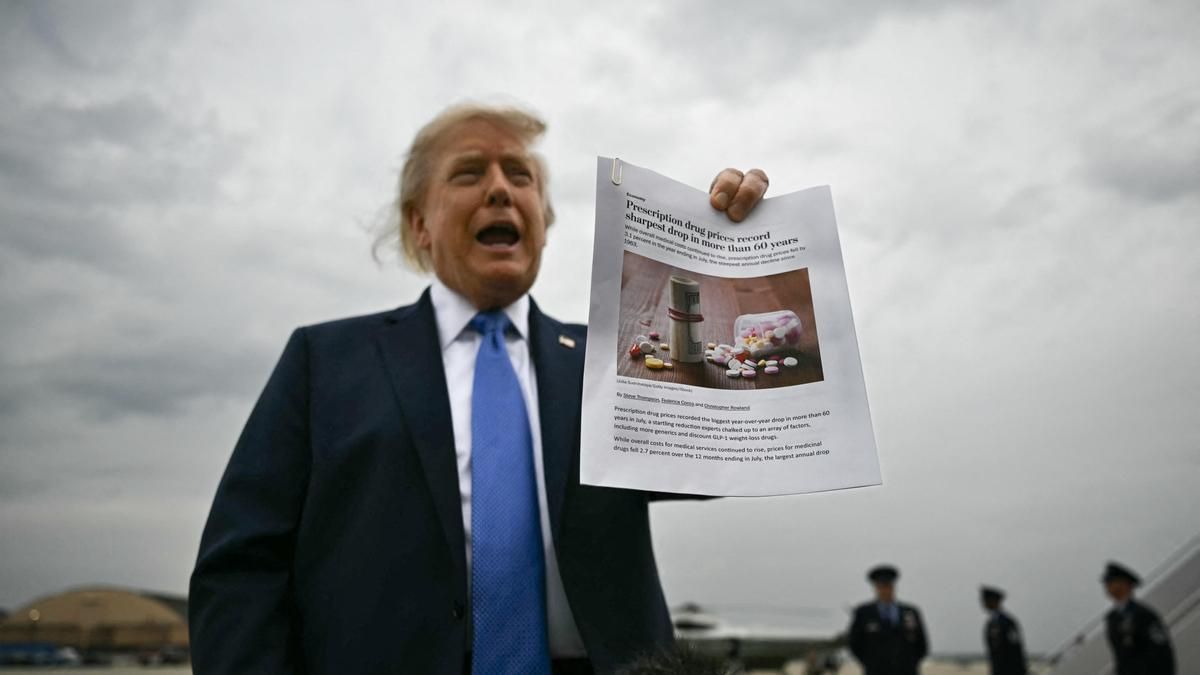 Trump saca pecho de la bajada del precio de los medicamentos con un artículo que atribuye el mérito a Biden