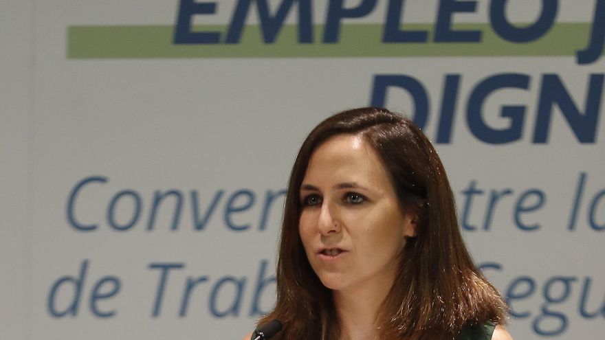La ministra de Derechos Sociales, Ione Belarra, comparece ante la prensa junto a la ministra de Trabajo, Yolanda Díaz (no visible en la foto), con motivo de la firma de un convenio que facilitará realizar acciones de colaboración conjunta entre la Inspección de Trabajo y Seguridad Social e Injuve para mejorar las condiciones laborales de las personas jóvenes, este lunes en el Instituto de la Juventud en Madrid. EFE/  J.P. Gandul