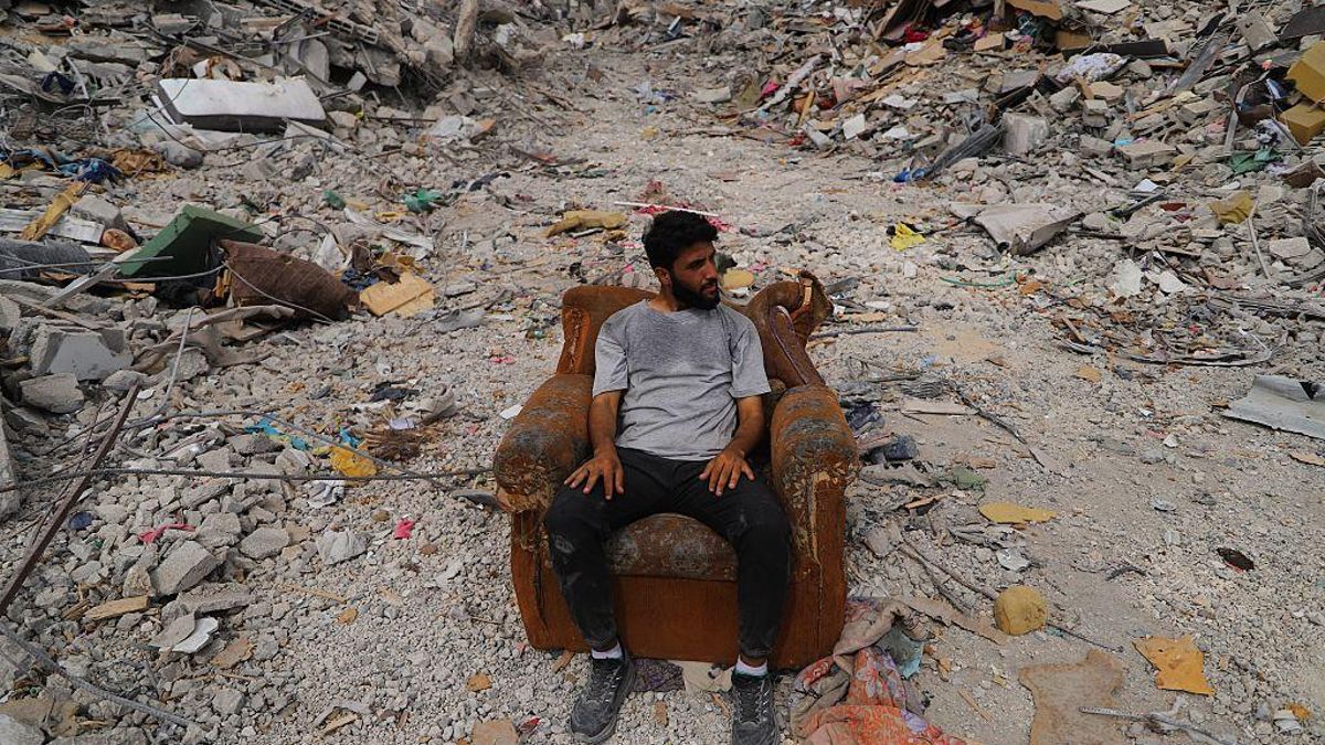 Un palestino desplazado vuelve al barrio de Al-Gabari, en Ciudad de Gaza, tras el inicio del alto el fuego.