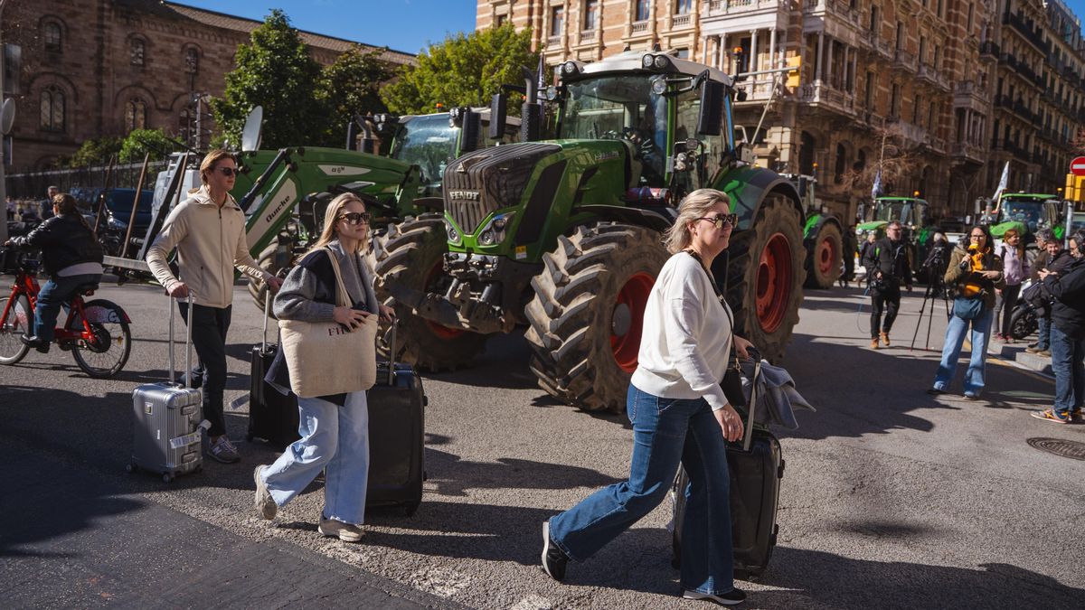Los tractores entran en Barcelona para que Agricultura "se ponga las pilas" con las reivindicaciones del campo