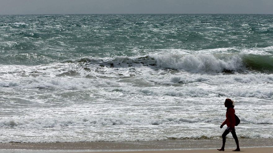 Un menor muere mientras se bañaba en una playa de Tarragona y dos están en estado crítico