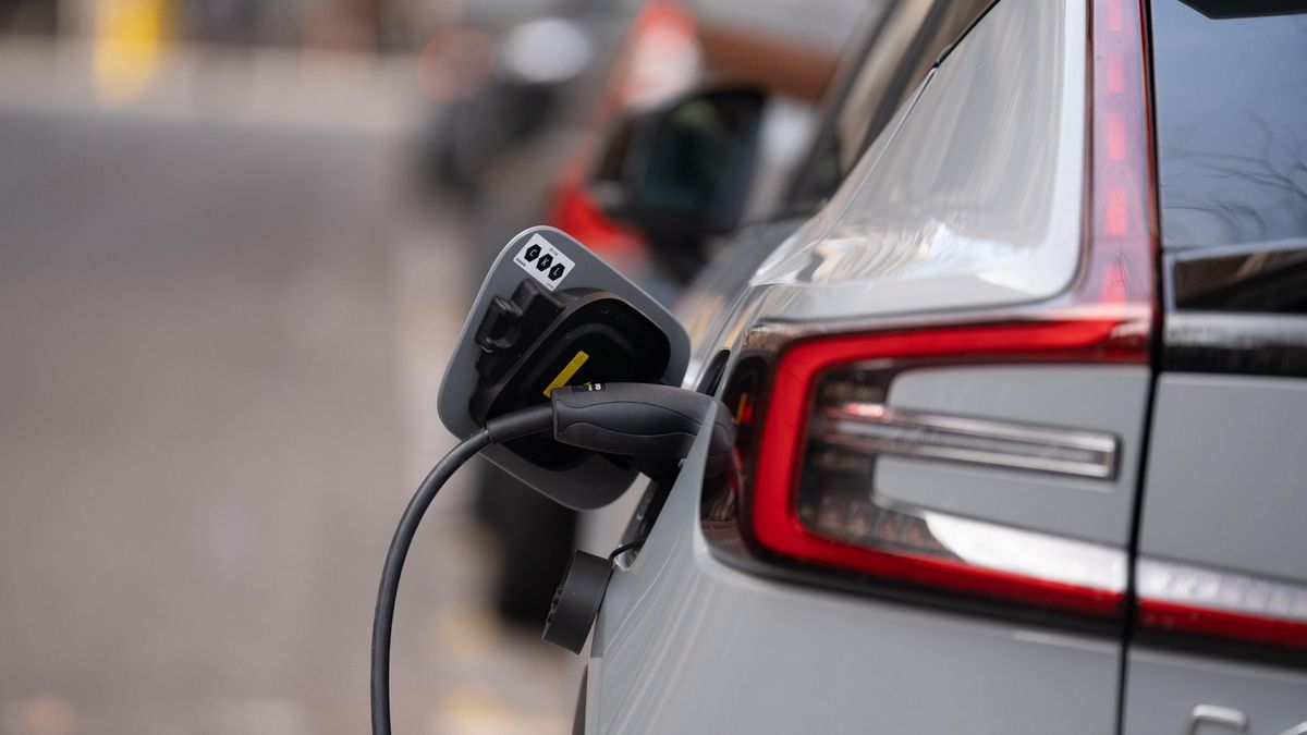 Las ventas de coches eléctricos e híbridos enchufables se disparan casi un 50% en enero