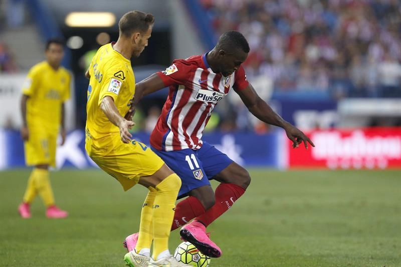 El delantero del Atlético de Madrid Jackson Martínez (d) pelea un balón con Javi Castellano. Efe/Kiko Huesca