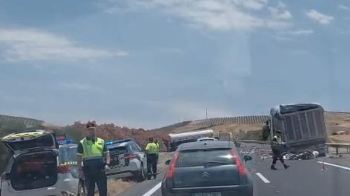 Accidente de dos camiones y un turismo en la A-45.
