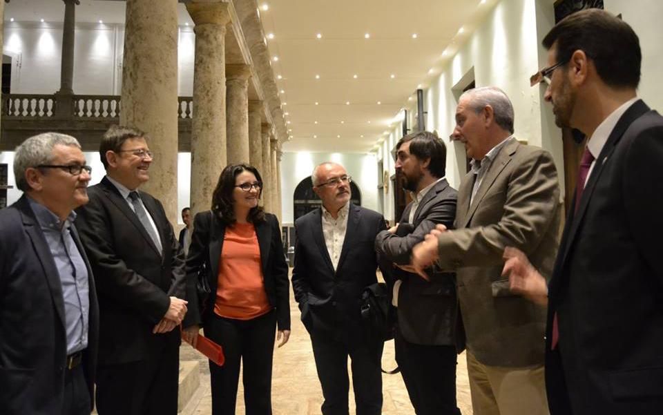 Puig, Oltra y Montiel dialogan con el director de eldiario.es y miembros del rectorado de la Universitat de València / La Nau