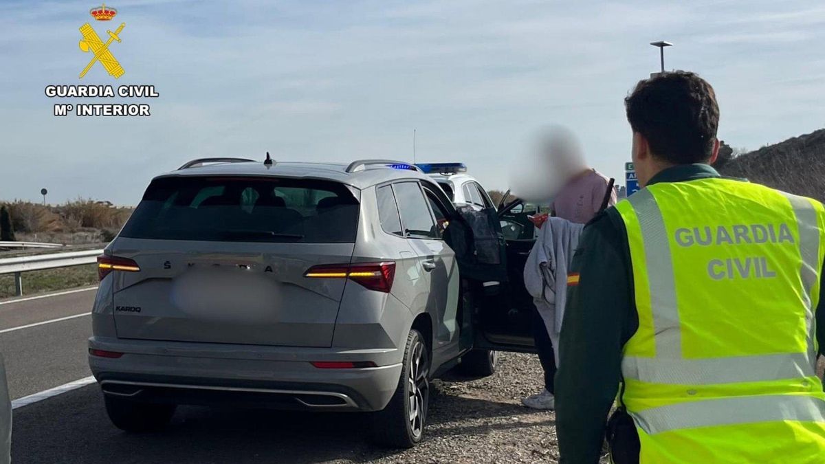 La Guardia Civil asiste de emergencia a una mujer que se puso de parto en plena autopista AP-68, en Zaragoza