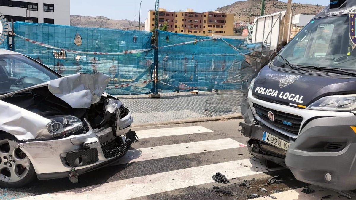 El conductor de un vehículo robado colisiona de frente contra un furgón de la Policía Local en el barrio de Tamaraceite.