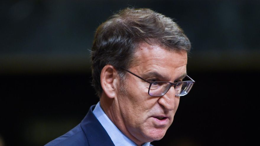 El presidente del PP, Alberto Núñez Feijóo, interviene durante la primera sesión del debate de investidura de Pedro Sánchez como presidente de Gobierno, en el Congreso