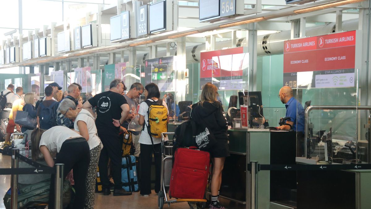 Cuatro vuelos cancelados, colas en la facturación y retrasos en la recogida de equipajes en el Prat por las huelgas