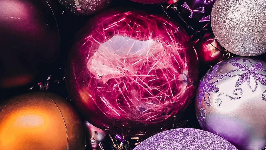 Puedes ir alternando las decoraciones de tus bolas transparentes