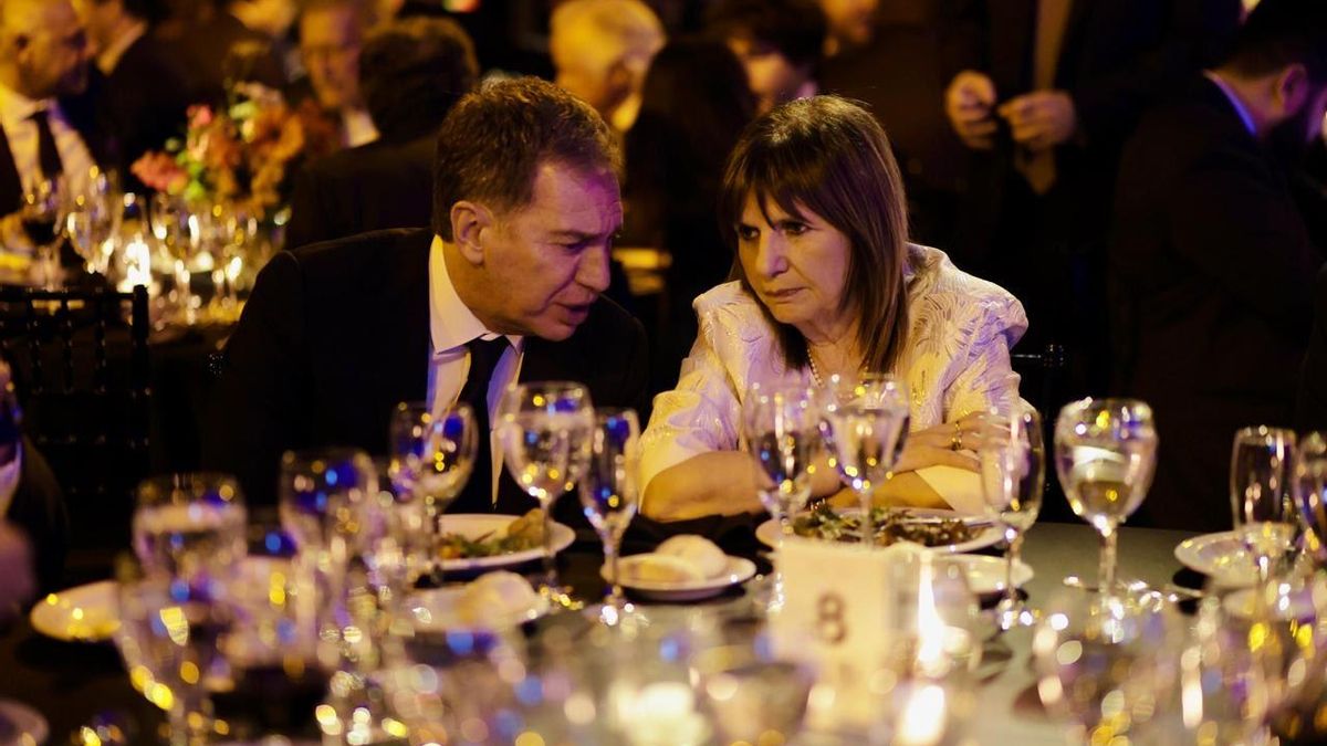 Un enjundioso Diego Santilli trata de convencer a Patricia Bullrich que le junte votos en el Senado para eliminar las PASO en 2027, en el Yacht Club de Puerto Madero, el 23 de octubre de 2026