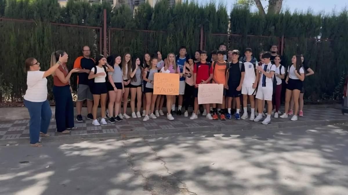 Sin autobús para ir al instituto: 33 estudiantes de Valenzuela se manifiestan ante la falta de respuestas de la Junta de Andalucía
