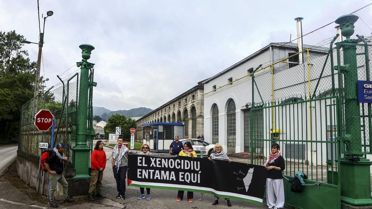Los activistas portaban una pancarta con el lema "El xenocidiu entama equí".