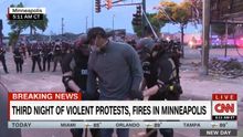 Momento de la detención de uno de los reporteros de la cadena de televisión CNN.