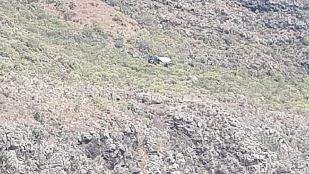 Vehículo accidentado tras precipitarse por un barranco en Gáldar