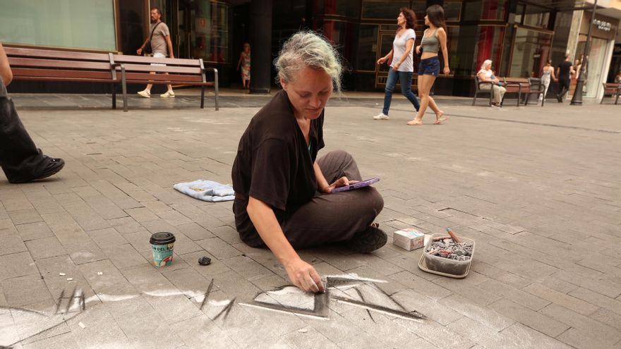 Bianca Milacic, creadora de arte con tiza en el suelo en Las Palmas, viaja a Gaza para luchar contra la realidad que dibuja
