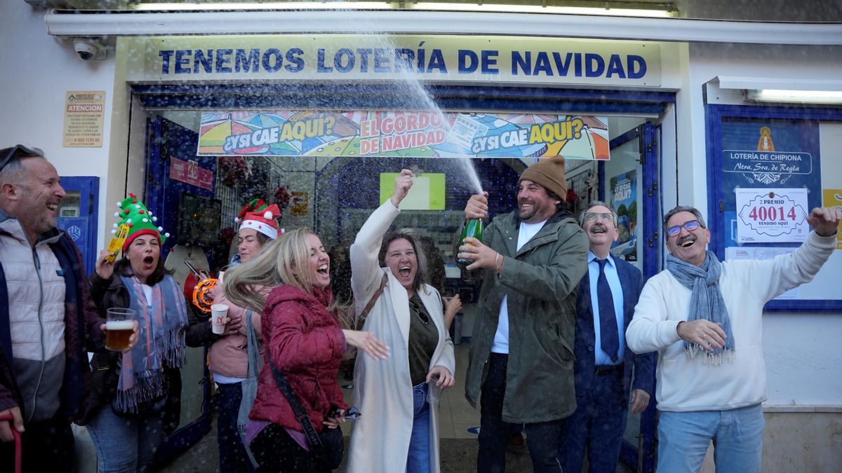 Agraciados con el segundo premio del Sorteo Extraordinario de la Lotería de Navidad de 2024, en Chipiona (Cádiz).