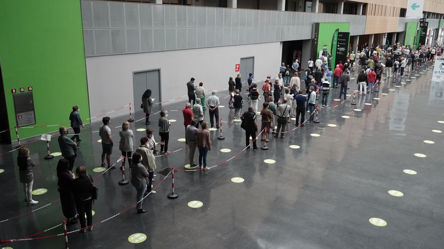 Archivo - Varias personas hacen cola para recibir la vacuna contra el Covid-19 en el Bilbao Exhibition Center (BEC) de Barakaldo