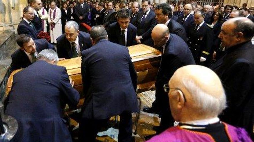 Los funcionarios de la Diputación posan el féretro de Isabel Carrasco