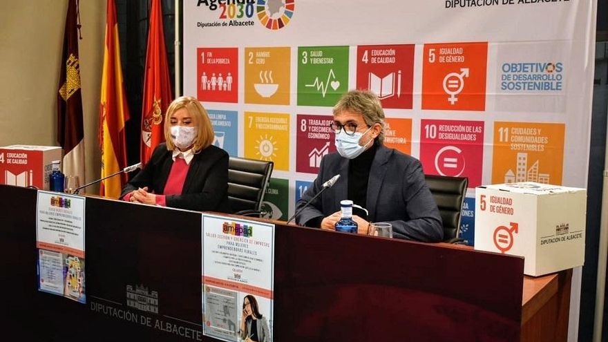 Pedro Antonio González y Toñi Pastrana durante la rueda de prensa