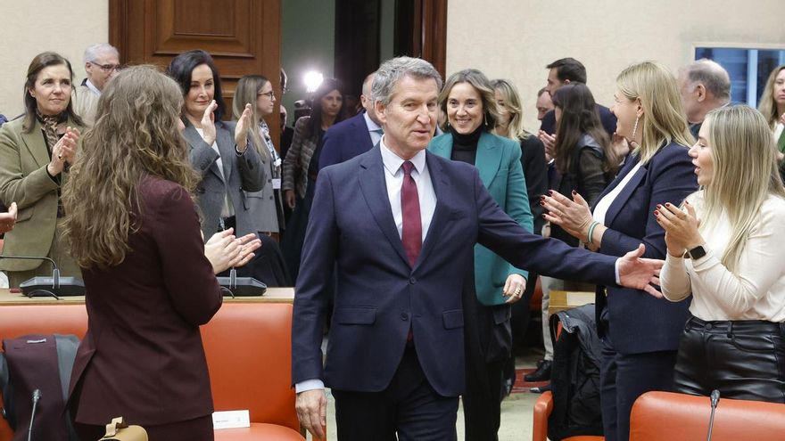 El líder del PP, Alberto Núñez Feijóo (c), saluda a su llegada a la reunión de sus grupos parlamentarios en el Congreso y el Senado para marcar la estrategia de su formación de cara al nuevo periodo de sesiones, este martes en el Congreso de los Diputados.