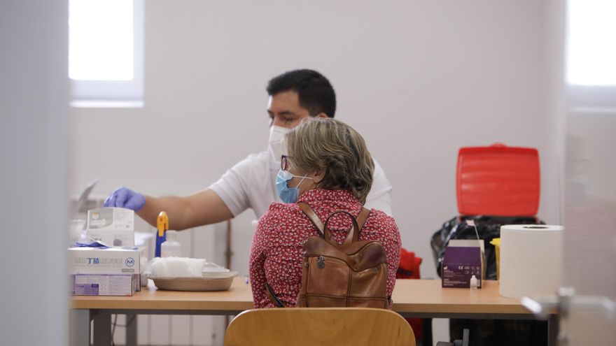 Un sanitario de Cruz Roja realiza a una mujer un test de covid, foto de archivo