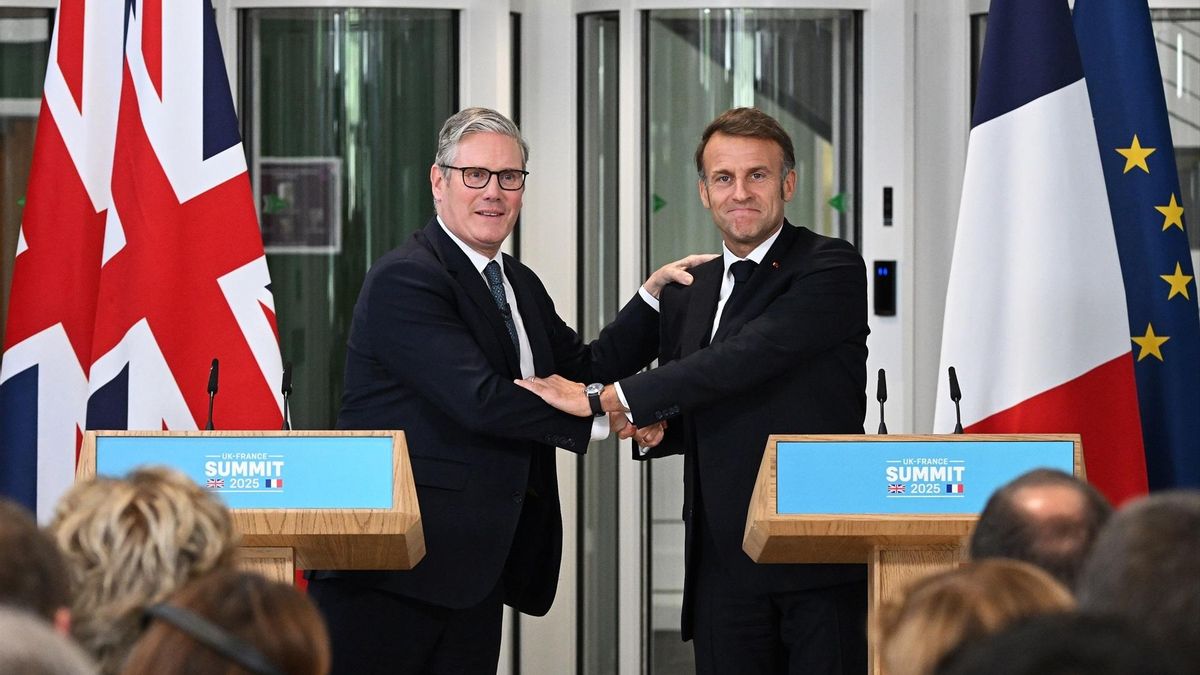 El primer ministro británico, Keir Starmer, y el presidente francés, Emmanuel Macron, durante una rueda de prensa en el 10 de julio, en Northwood, Inglaterra.