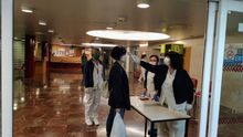 Sanitarios haciendo pruebas en la puerta del hospital Arrixaca