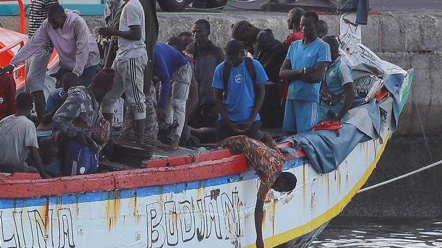 La ruta migratoria canaria cambia de rumbo y sorprende a Fuerteventura y a Lanzarote sin recursos suficientes