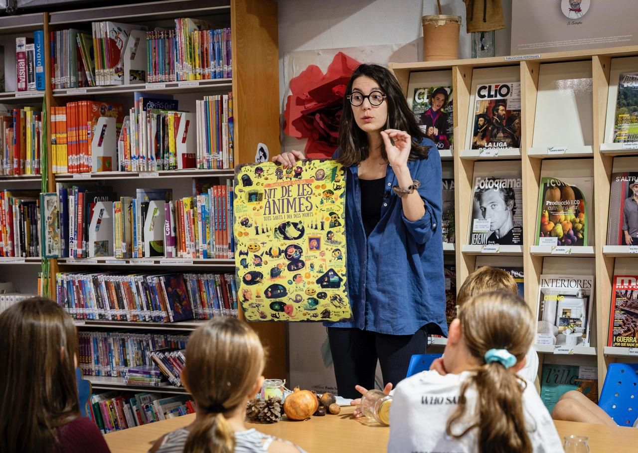 Queta Mas Rigo explica las tradiciones mallorquines relacionadas con Tots Sants en la biblioteca de Consell