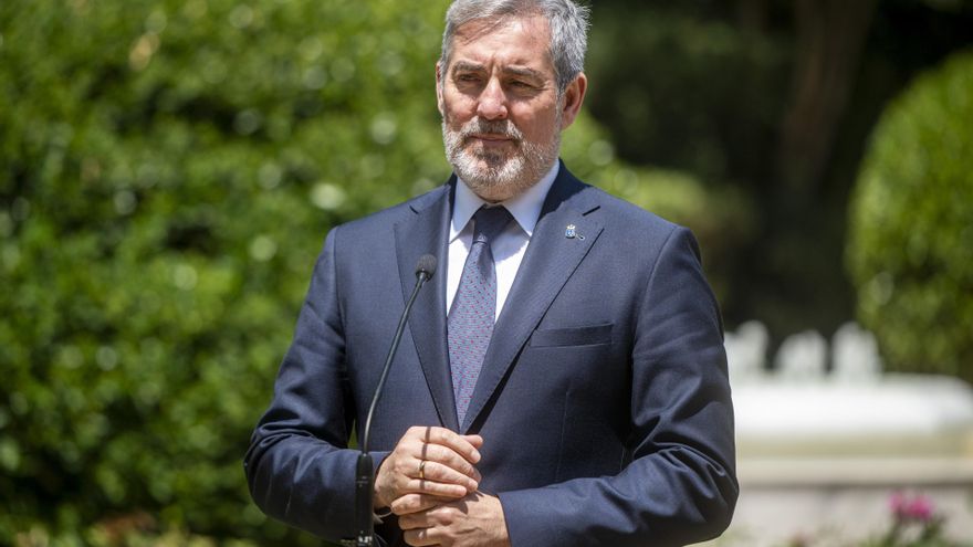 El presidente del Gobierno de Canarias, Fernando Clavijo, ofrece declaraciones a los medios durante la XXVIII Conferencia de Presidentes, en Palau de Pedralbes de Barcelona