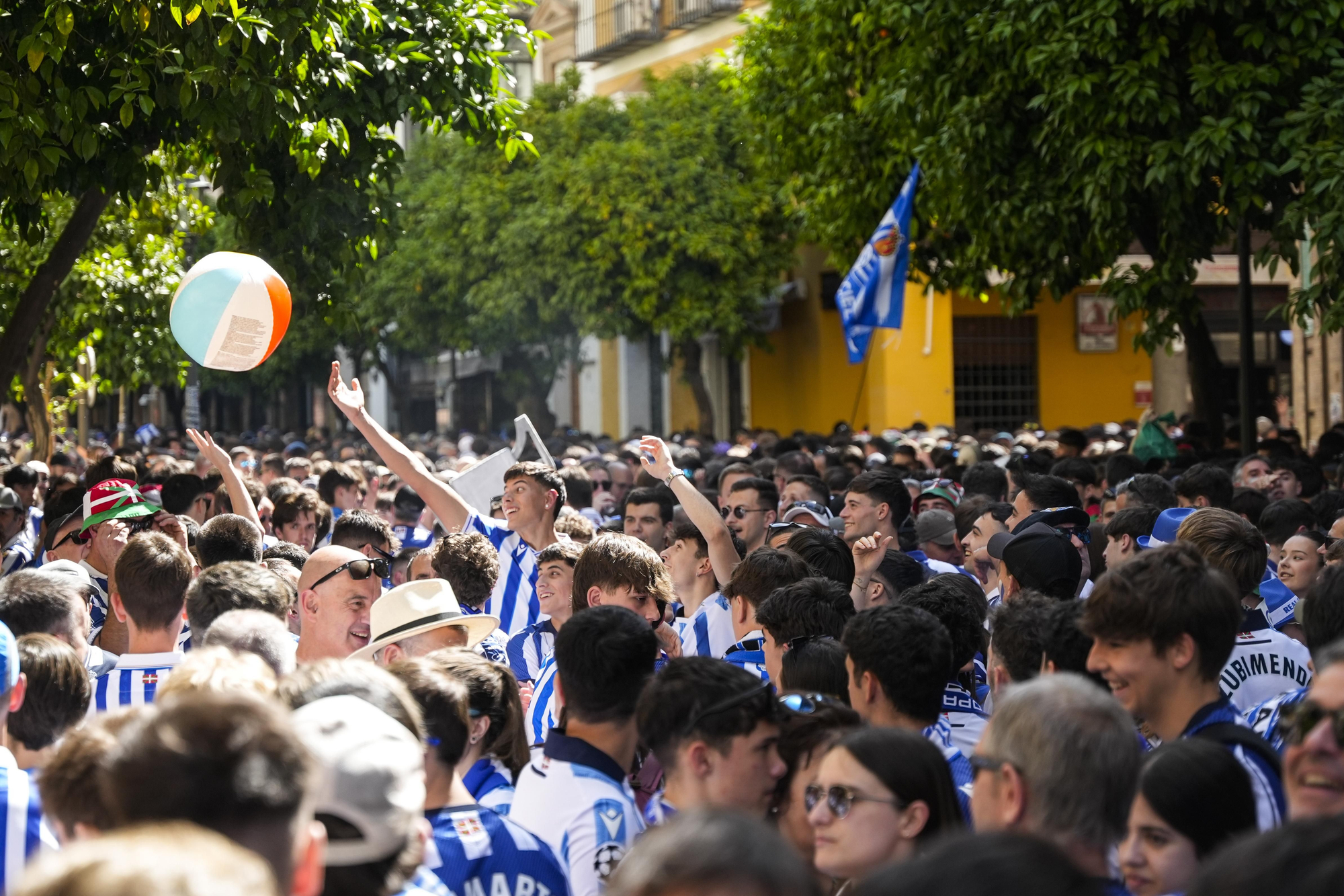 Aficionados de la Real Sociedad tiñen Sevilla de txuri-urdin en la previa de la final de la Copa del Rey.