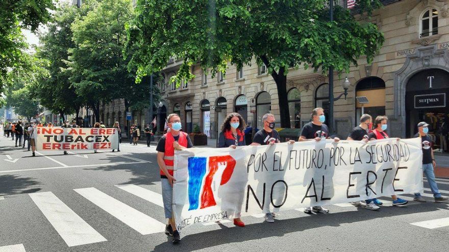 Trabajadores de Petronor y detrás de Tubacex recorriendo la Gran vía de Bilbao
