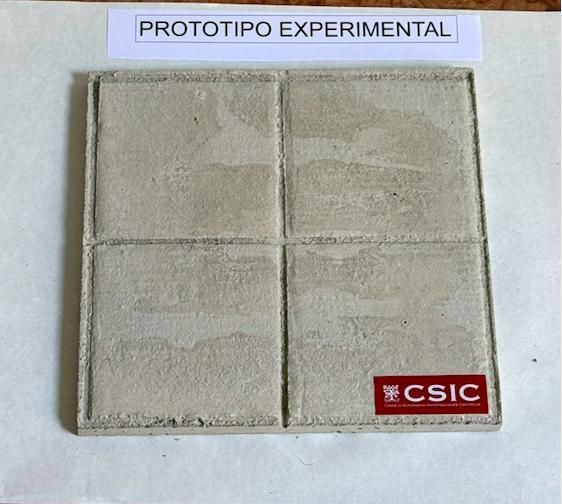 Prototipo de adoquín fabricado con los lodos abandonados tras la dana de Valencia.