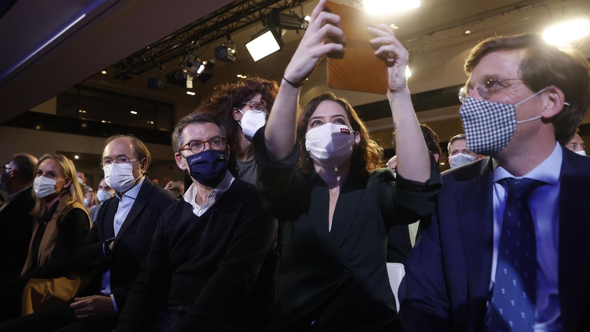 El presidente del Partido Popular de Madrid, Pío García Escudero (2-i), la presidenta de la Comunidad de Madrid, Isabel Díaz Ayuso (2-d), y el alcalde de Madrid, José Luis Martínez-Almeida (d), acompañan al presidente de la Xunta y futuro líder del PP, Alberto Núñez Feijóo (3-i), durante un acto conjunto celebrado este martes en Madrid.