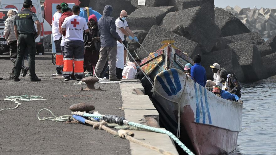 Continúa la llegada masiva de migrantes a Canarias tras los tres fallecidos este sábado