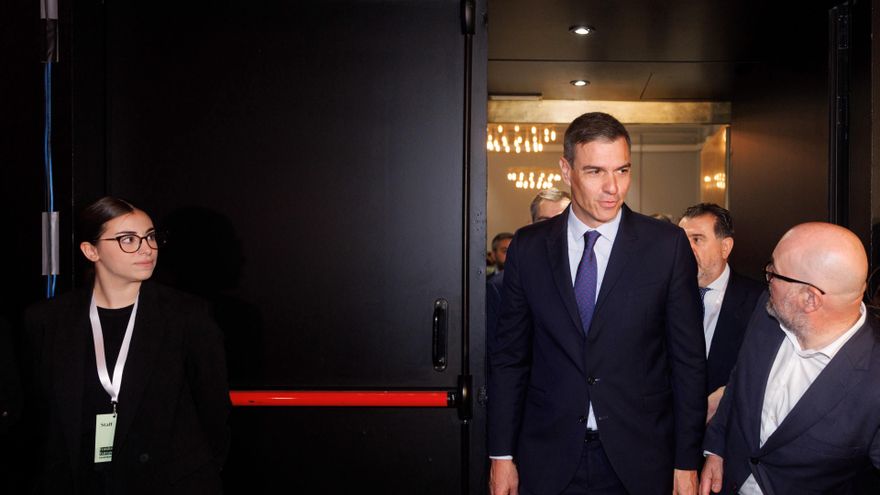 El presidente del Gobierno, Pedro Sánchez (c), a su llegada a la III edición del foro ‘Fondos Europeos III: España, por el liderazgo global en economía verde y digital’, en el Círculo de Bellas Artes, a 5 de junio de 2023, en Madrid (España).