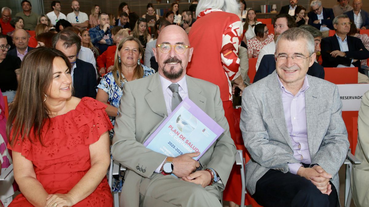 César Pascual, en el centro, y la consejera de Bienestar Social.