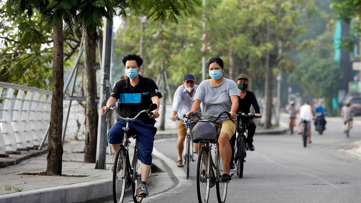 People ride bicycles at a street in Hanoi, Vietnam, 28 September 2021. Hanoi allows outdoor sport and physical exercises starting 28 September, after around two months of strict social distancing measures in order to curb a surge in COVID-19 cases.
