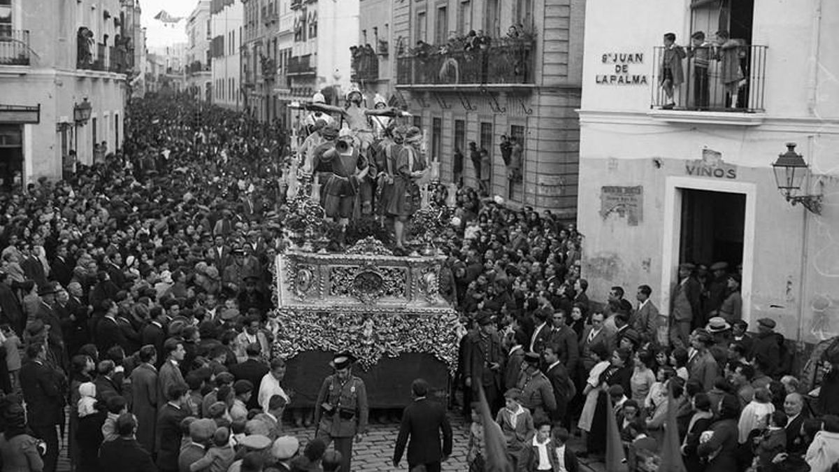 El misterio de la Exaltación, escoltado por guardias civiles y de asalto.