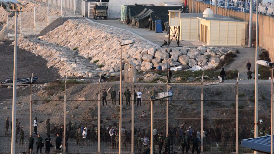 Dos inmigrantes saltan la valla de Ceuta ayudados por ganchos