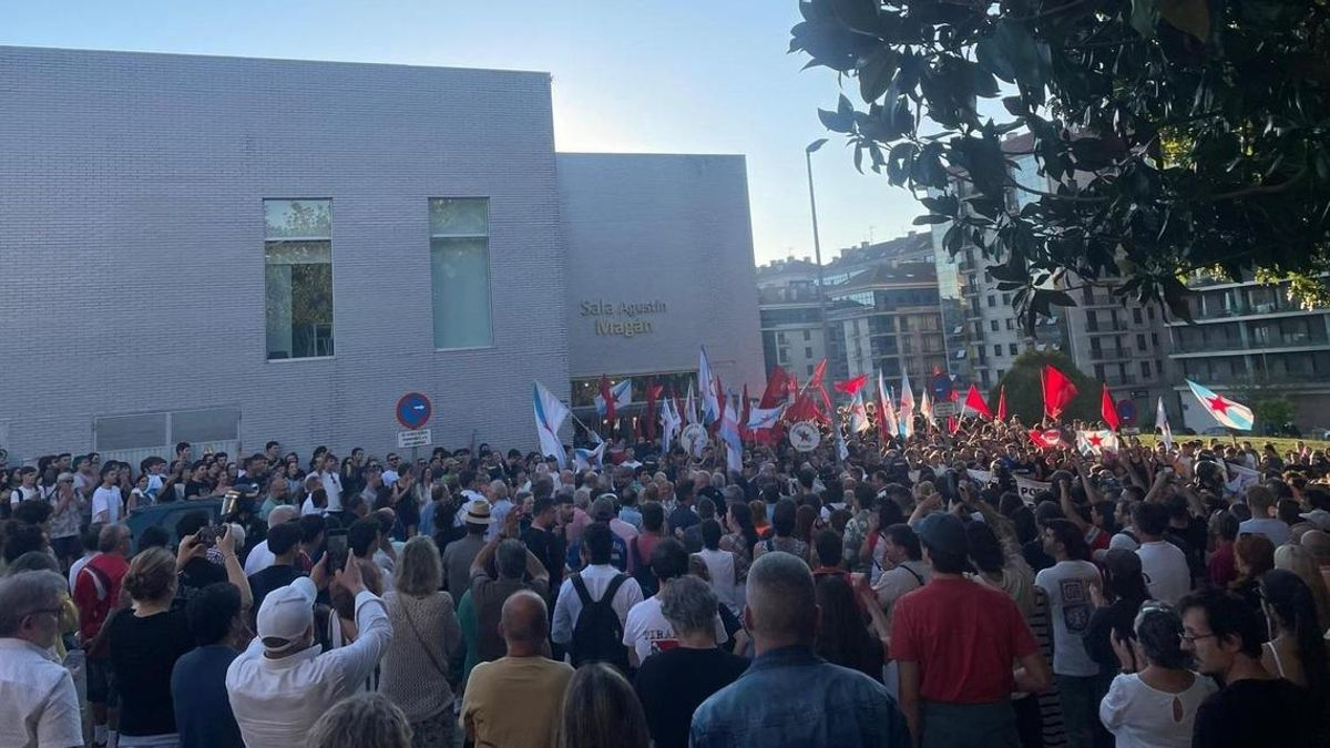 Y Vox no pasó: un millar de antifascistas impiden que los ultras celebren su acto de apertura de curso en Galicia