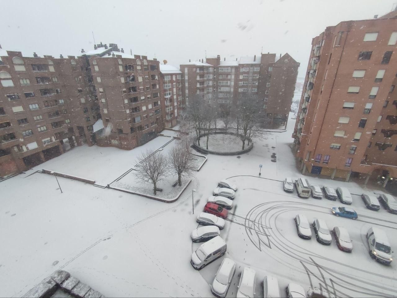 Nieve en el Polígono X de León.